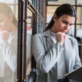 Mulher analisando riscos trabalhistas de uma empresa